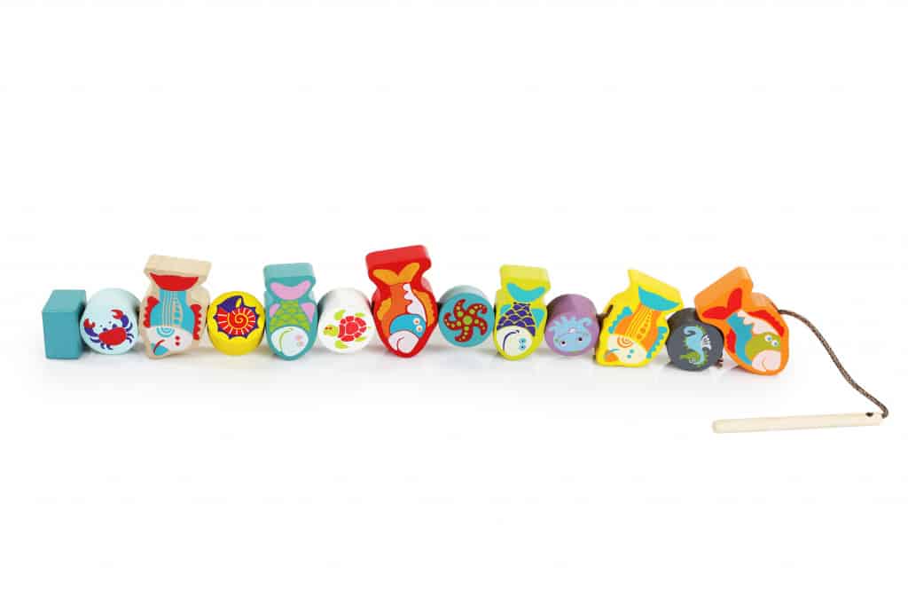 Drvena igračka Nizanje perli - Ribice (13 elemenata) Cubika